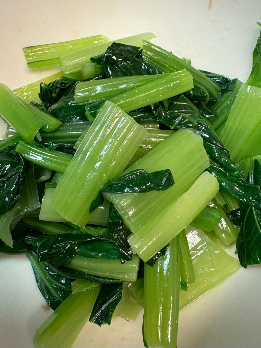 小松菜も小口に切ってサッと茹でごま油と中華だしで和えておきます。