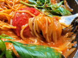 フライパンで濃厚チーズナポリタン！お好みで爽やかなフレッシュナポリタンとして楽しんでも！