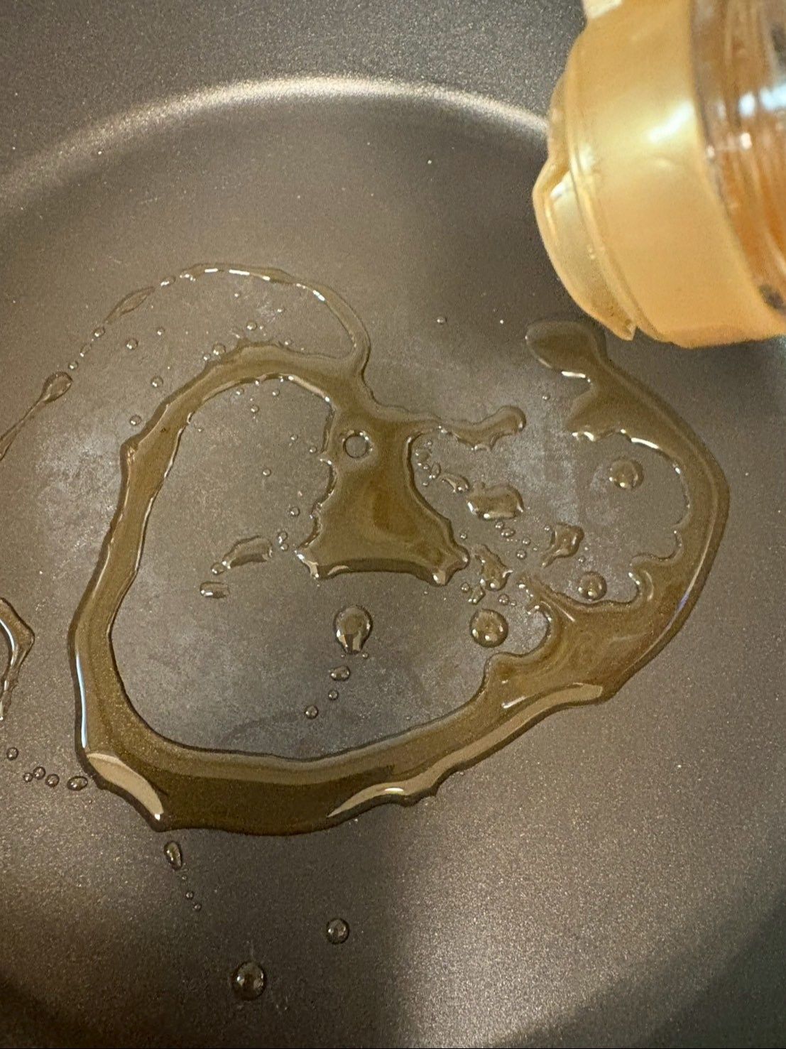 土鍋を温めてごま油を敷きます。