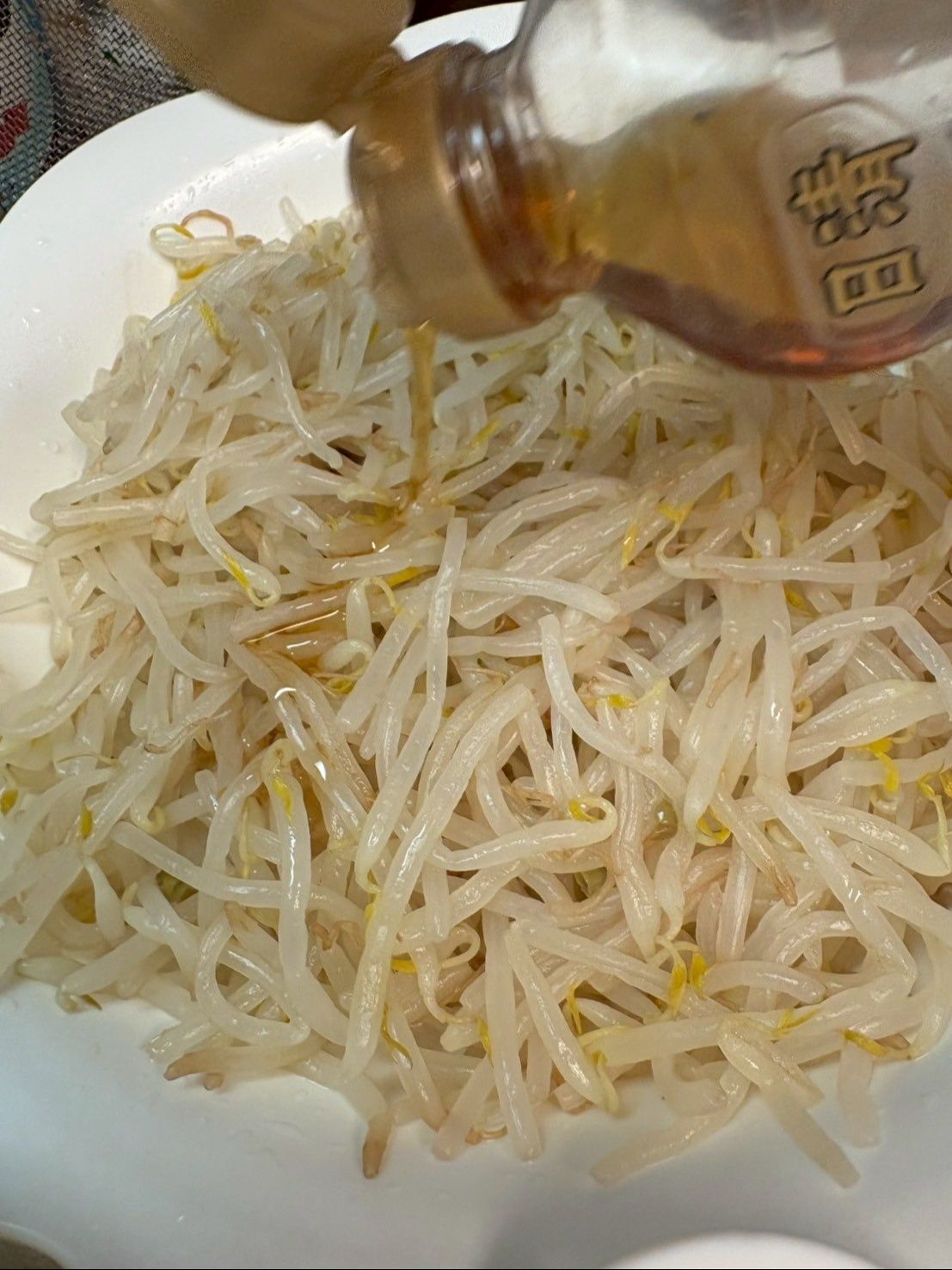 もやしはごま油と塩と調味酢でしっかり味を付けます。