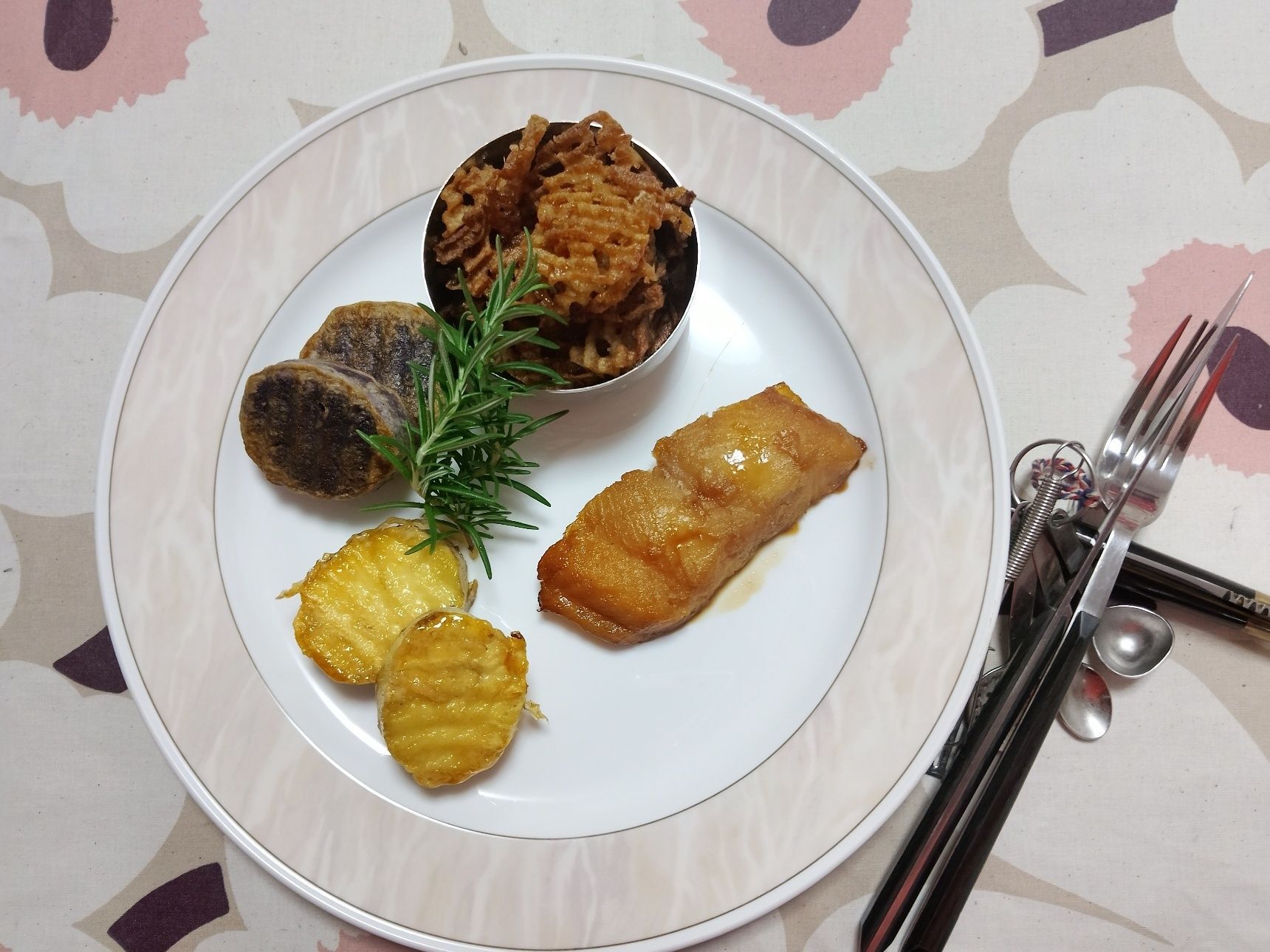 Pangasiusの煮つけ　薩摩キャラメリゼ purple芋 蓮根chips添え。。。
