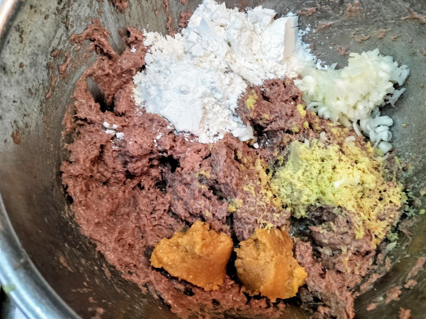 1、ボウルに、イワシのたたき身と塩を入れる→粘りが出るまで混ぜる→材料●を加えて混ぜる