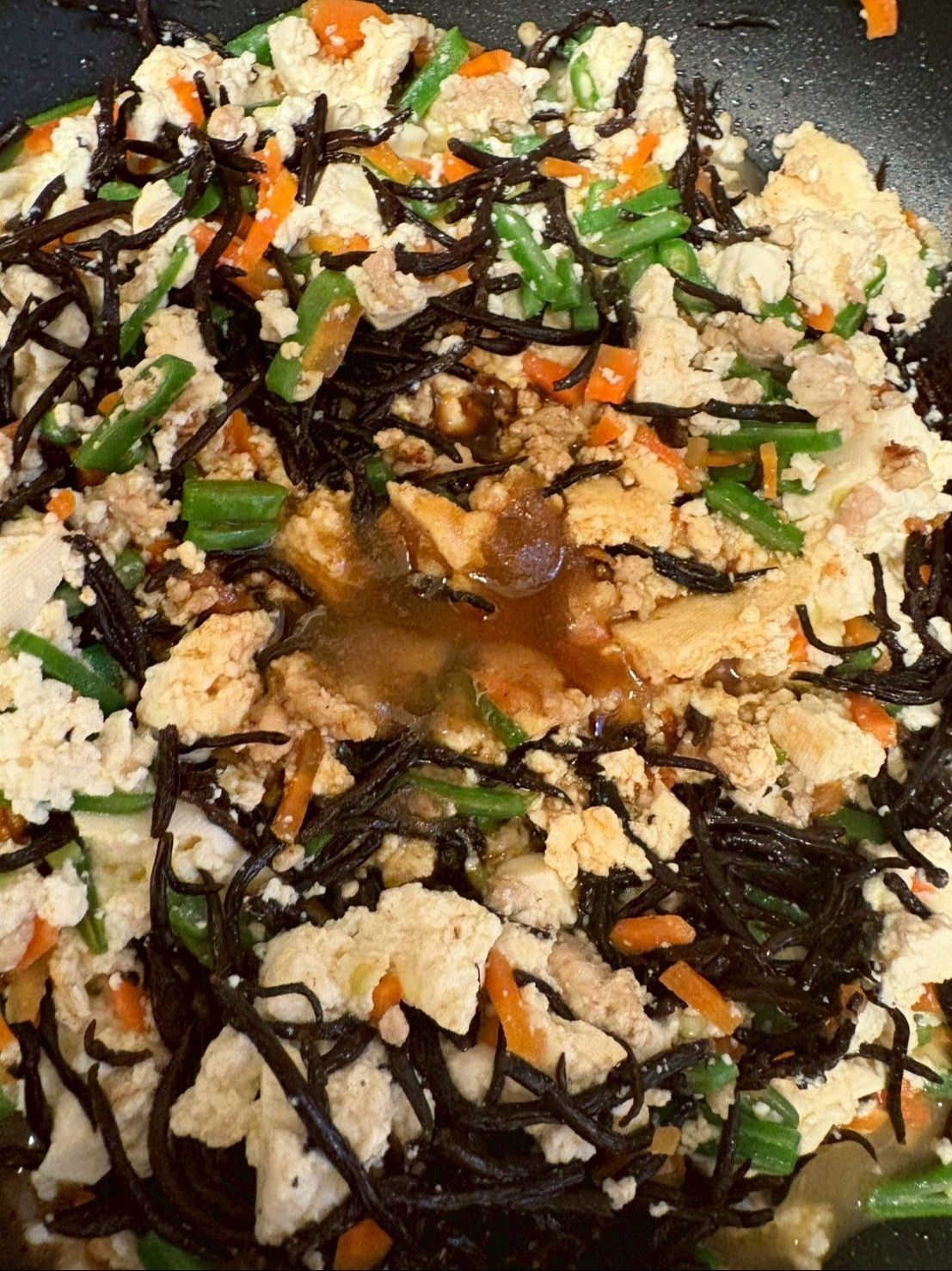 醤油、砂糖、みりんで濃いめに味を付けます。