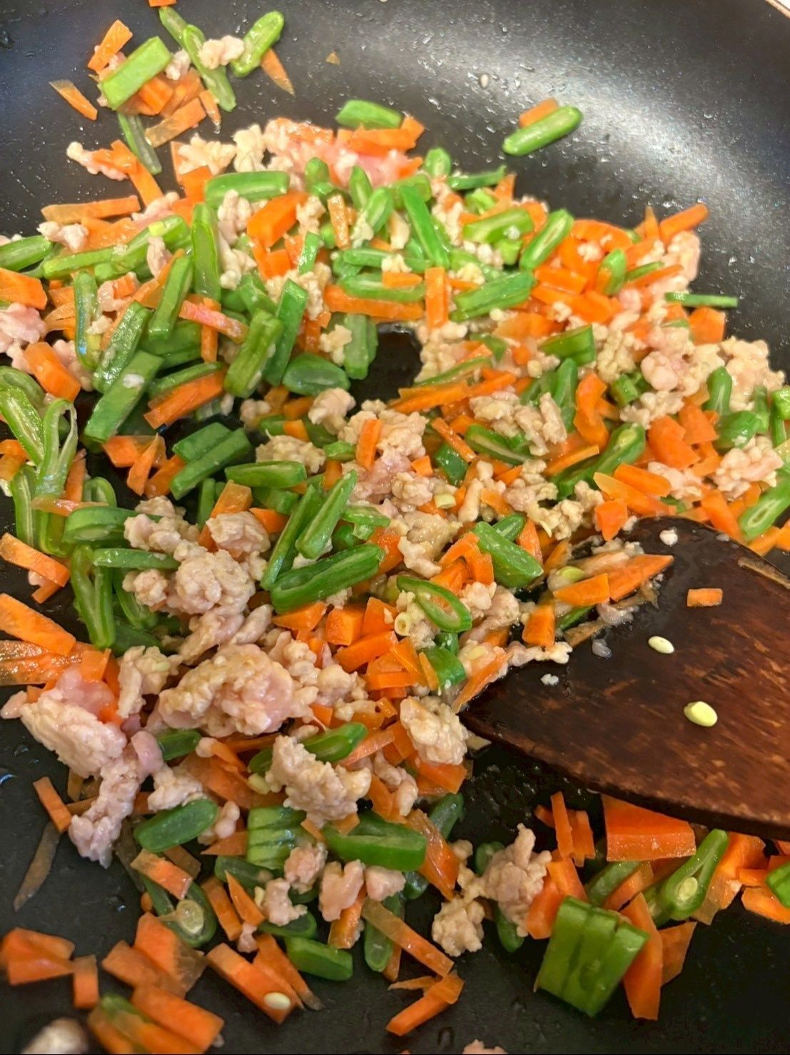 鶏ひき肉と細かく刻んだ人参、インゲンを一緒に炒め、酒を少々振りかけます。