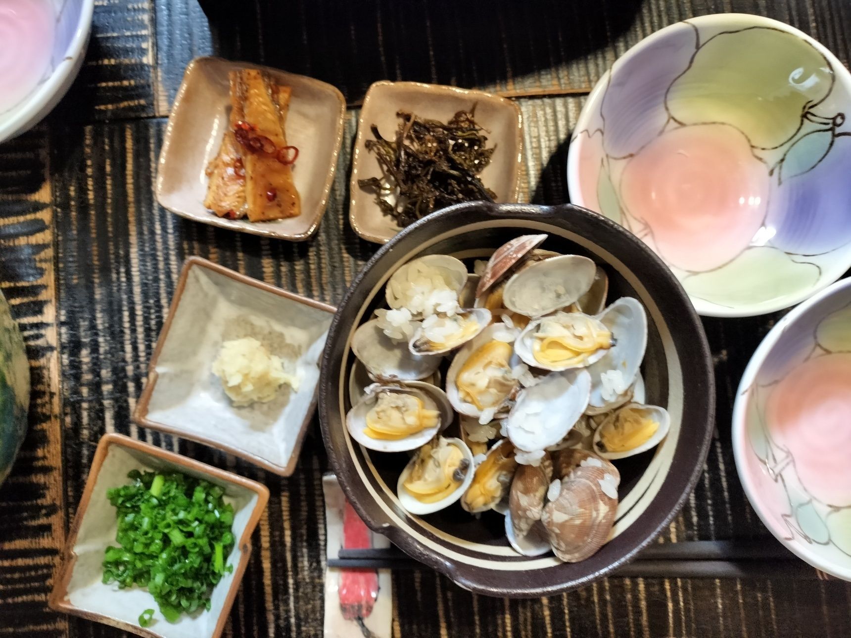 熱々、とろーりなめらか豆乳豆腐をスプーンですくって、銘々皿にとりわけて、スプーンでいただきまーす