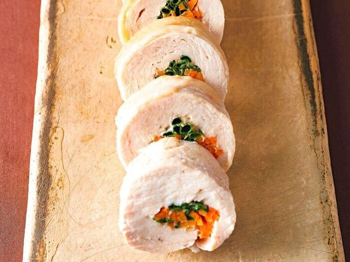 「鶏むね肉がご馳走に!?」1枚80円が〈絶品ロール〉に変身⇨レンチンだけで鶏ハム級のしっとり感♡