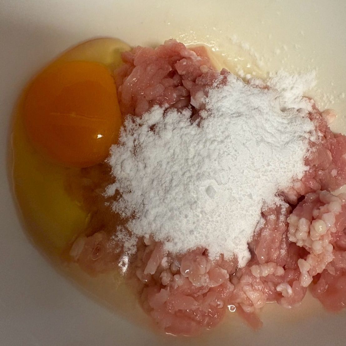 鶏ひき肉に卵と片栗粉を良く混ぜ合わせます
