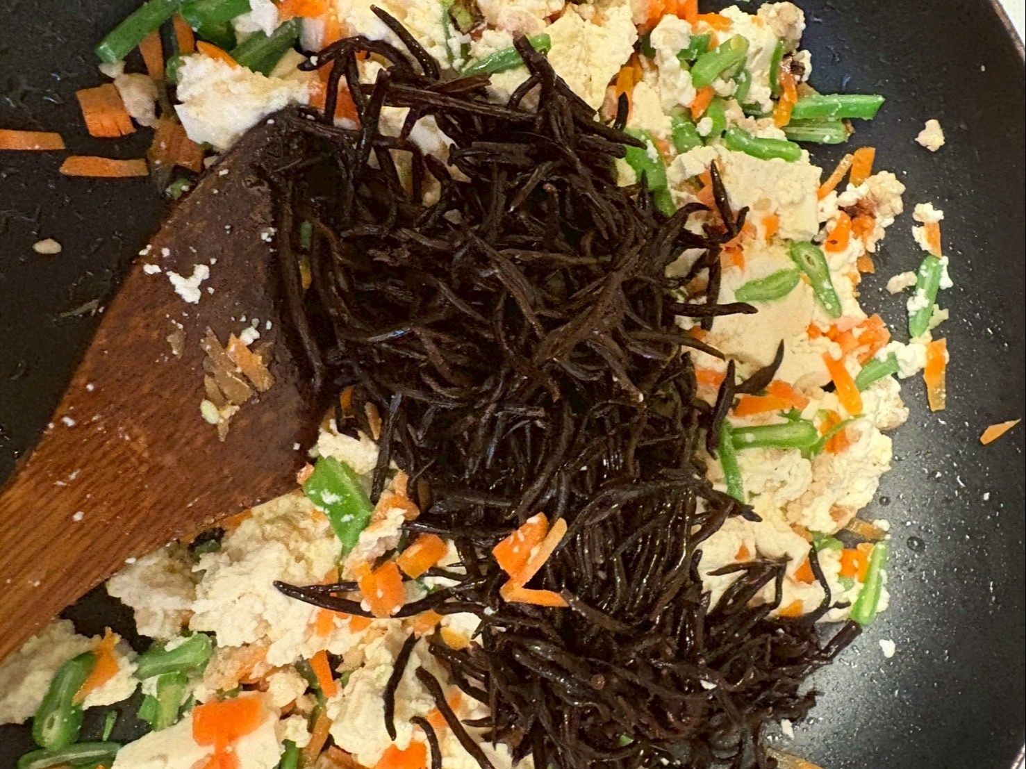 ヒジキをサッと洗ってから加えます。