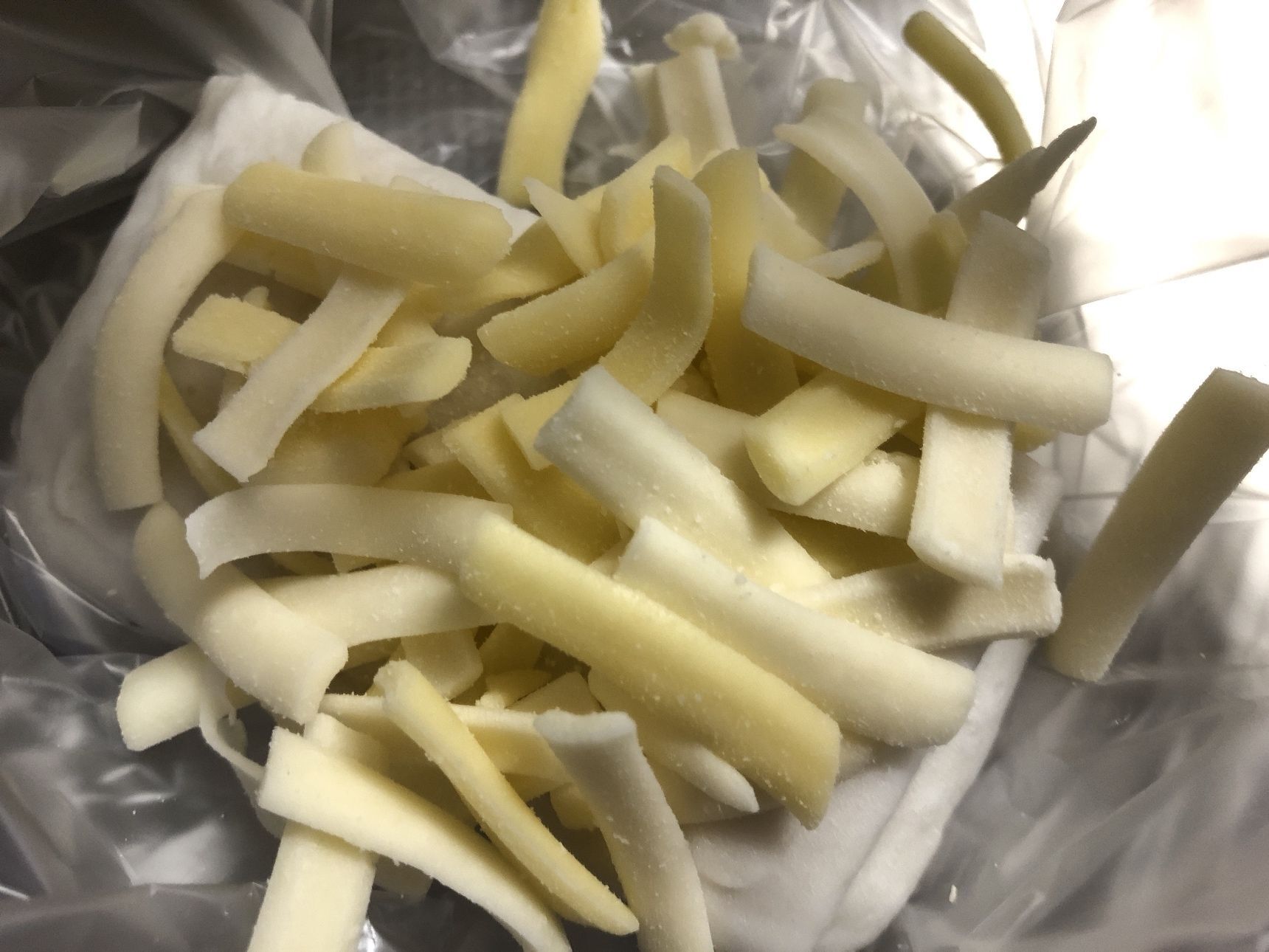 半分に切ったはんぺんとピザ用チーズ（混ぜる用）を袋に入れ揉みます