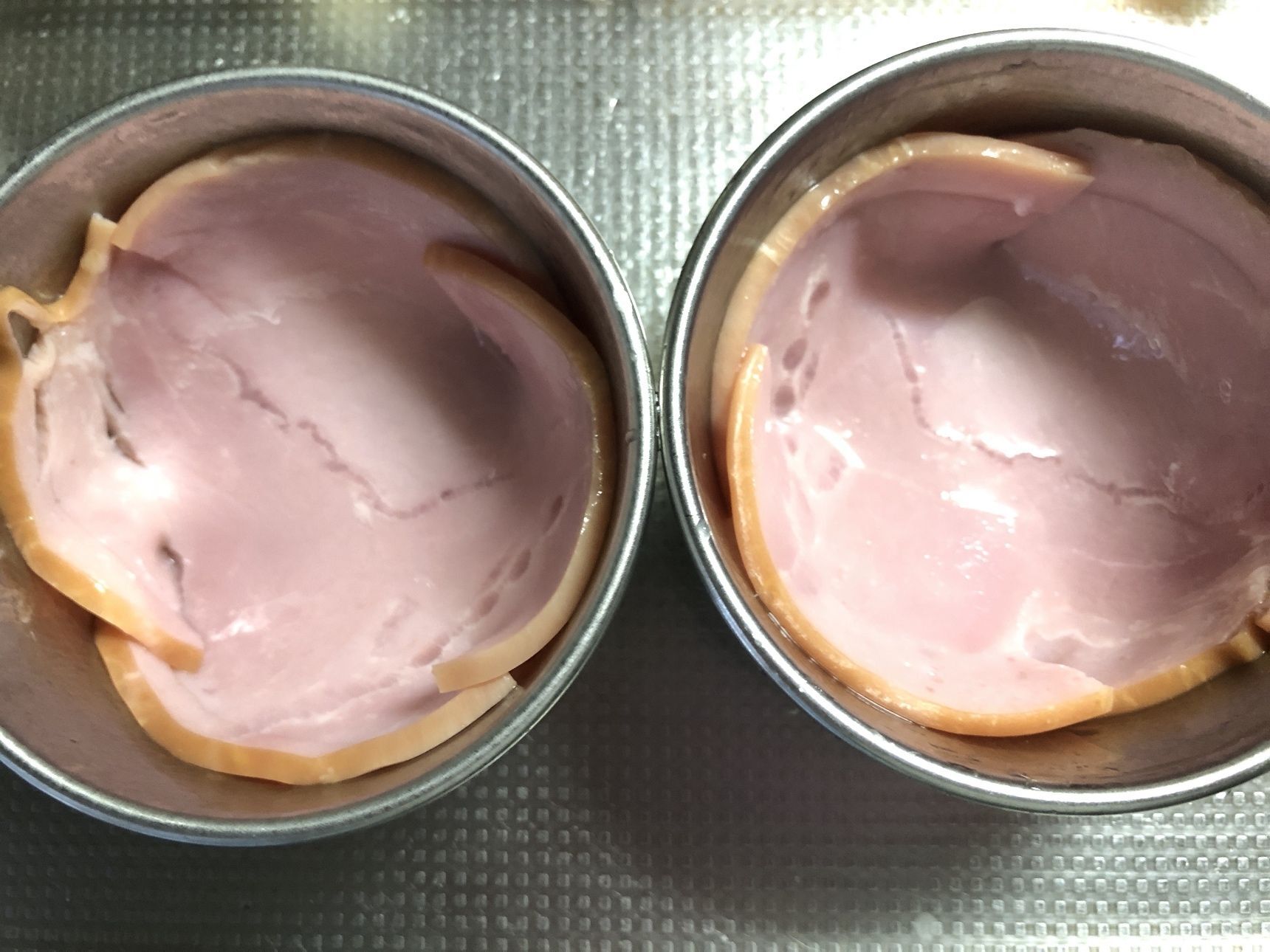 ココットにハムをセットします