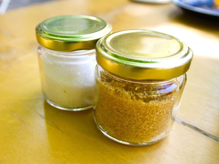 固まっても大丈夫!塩と砂糖の「まさかの使い道」やってみたら大正解♡ 超驚きの活用ワザ2選