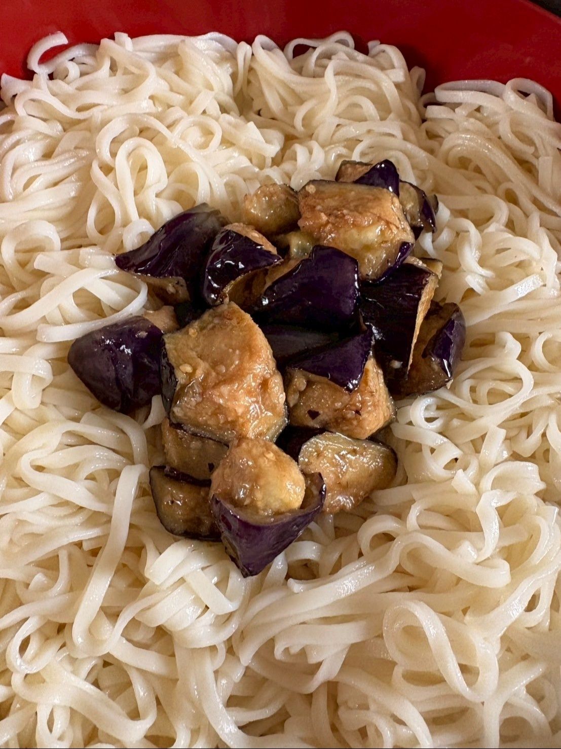 うどんだけだと寂しいので冷凍の揚げナスを炒めてうどんに乗せました！