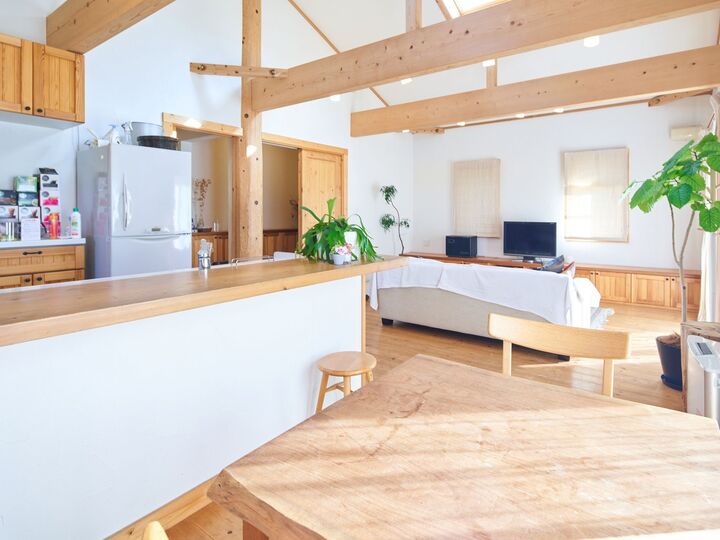 騙されないで!「このまま放置は危険です」はウソ!?執拗に契約を迫る〈悪質業者〉を見極める方法とは