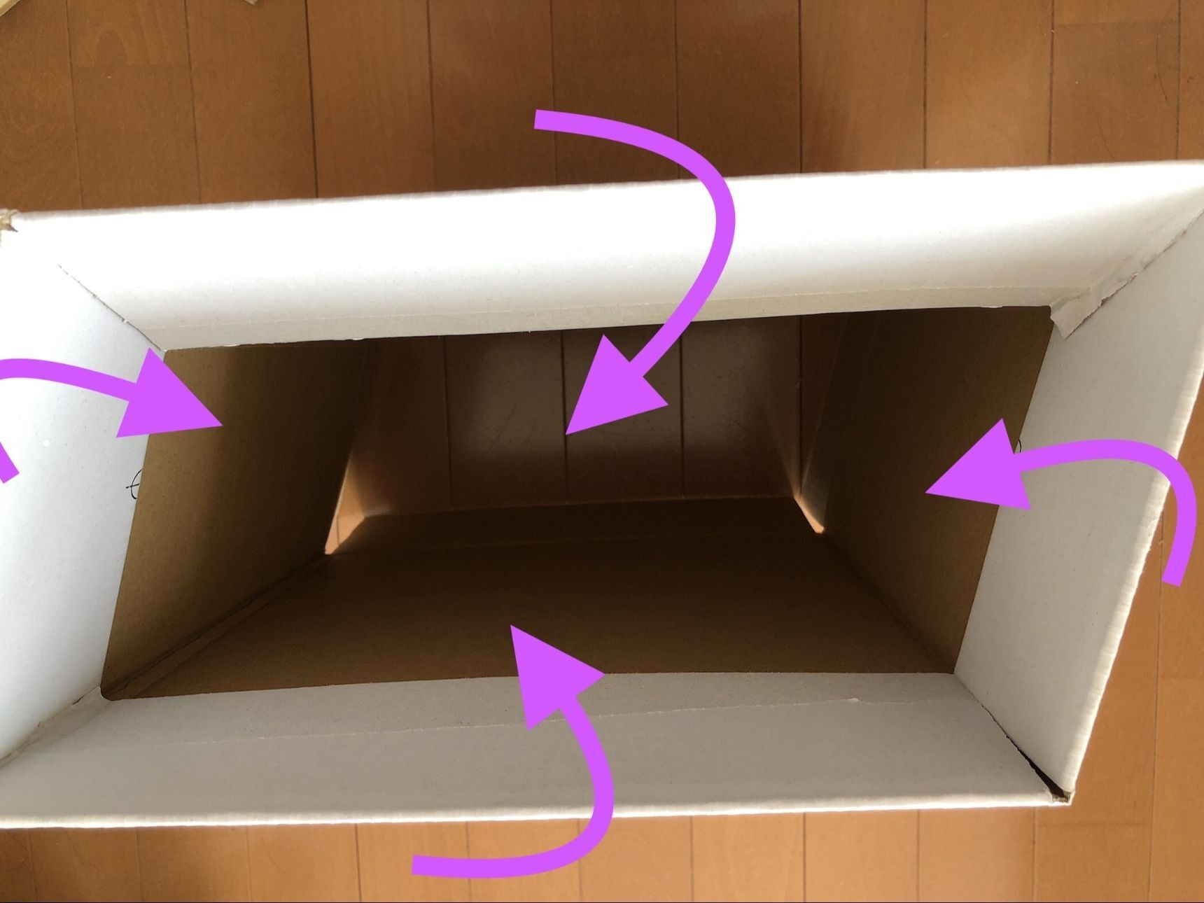 不要になった段ボールの中でも少し大きめの物を置きます