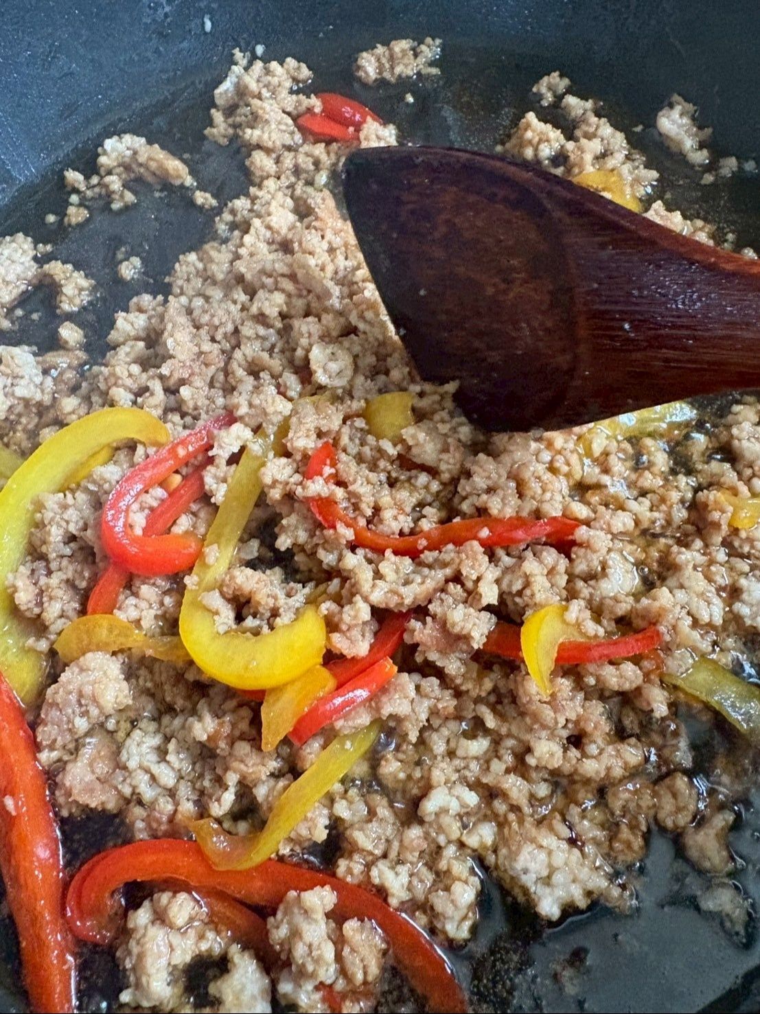 挽肉とパプリカを炒めて先にタレの半分をかけしっかり味を付けてしまいます。