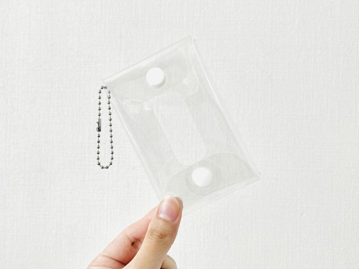 【セリア】話題のクリアポーチにNEWタイプ登場!?「真ん中に大きな穴」コレはいったいな〜に?