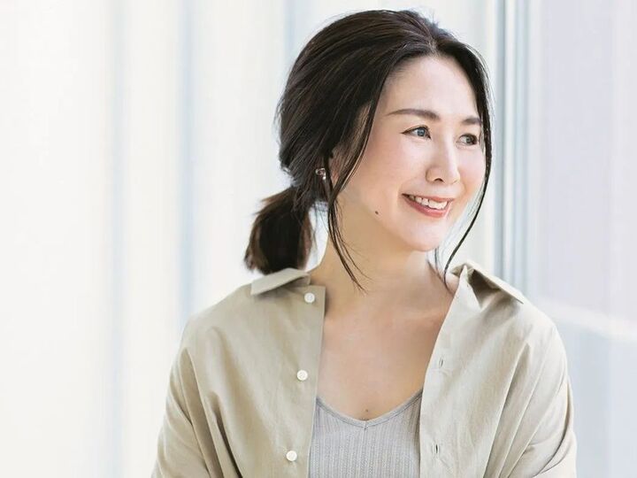 【40代・50代】湿気で髪が広がっちゃう…問題を解決!おしゃれにまとまる〈大人のひとつ結び〉