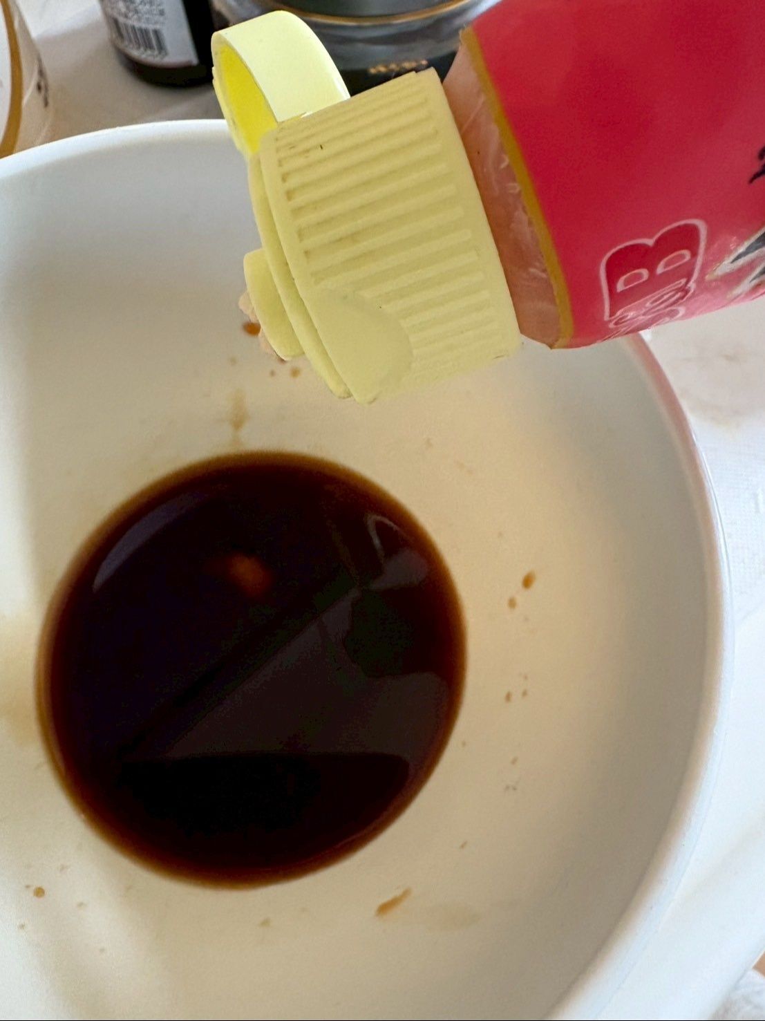 醤油、みりん、オイスターソース、にんにくを混ぜ合わせます。