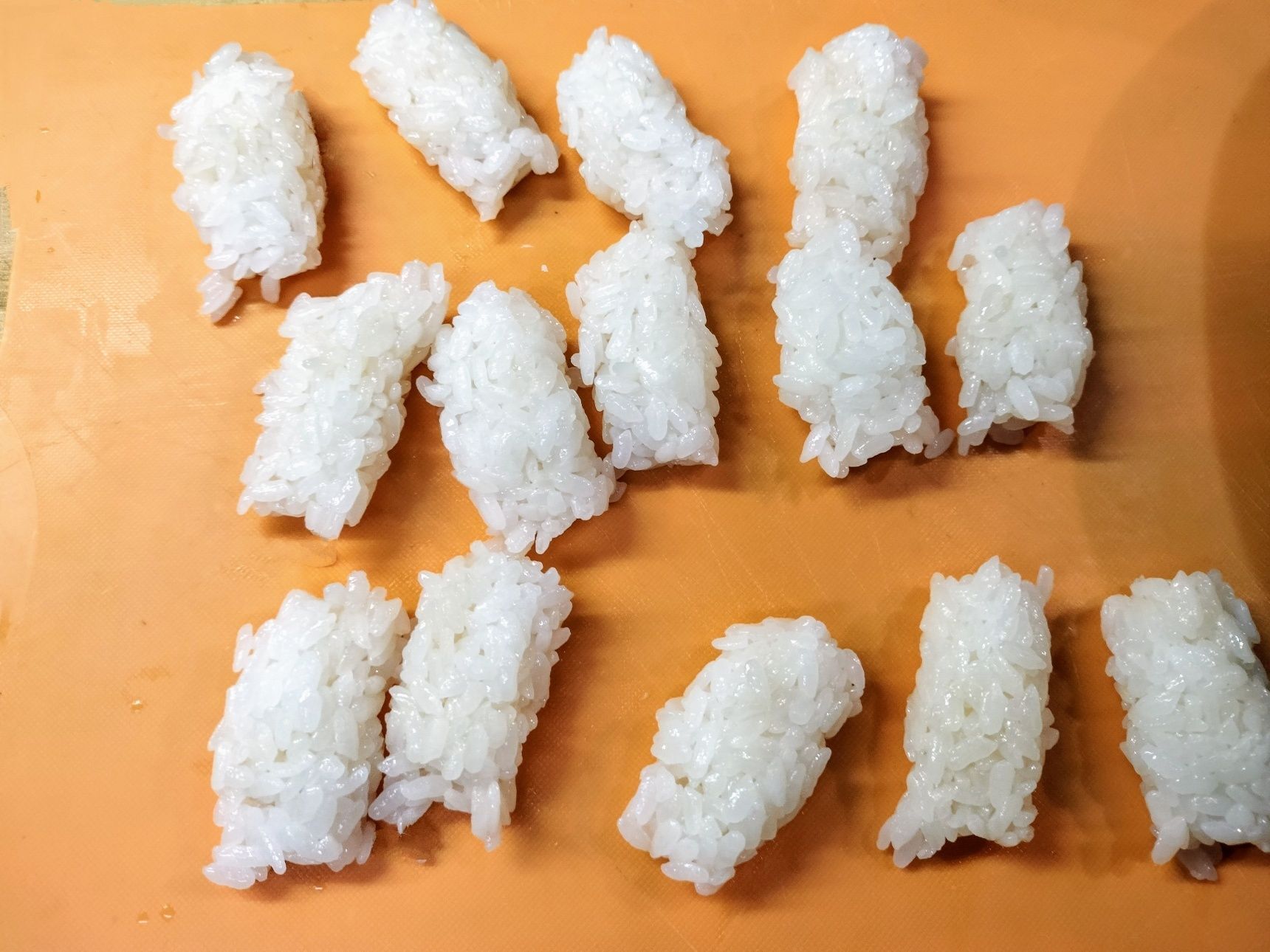 1、ご飯に合わせ酢を混ぜて酢飯を作る→握る（14貫）