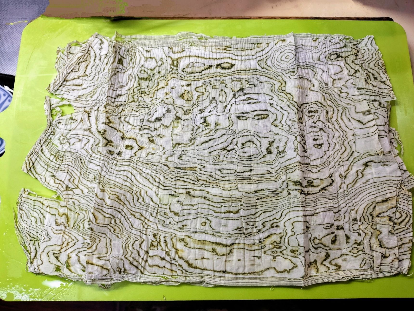 2、おぼろ昆布を切って、酢飯を包む