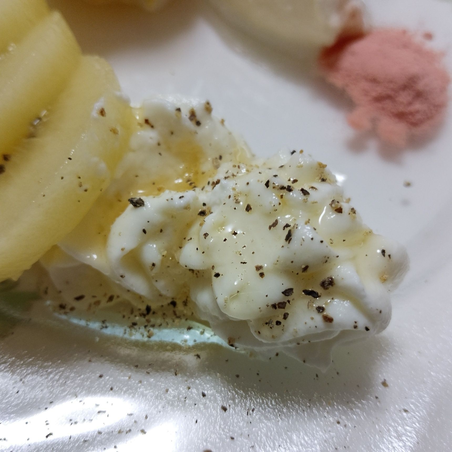グリークヨーグルトには蜂蜜とブラックペッパー