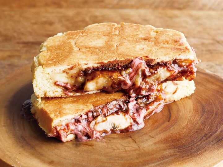 メロンパンを悪魔的に大改造♡とろけるホットチョコバナナで禁断スイーツに!