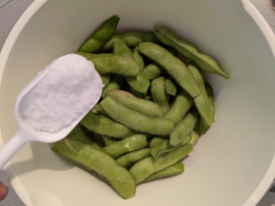 食塩大さじ1で枝豆を塩もみする。