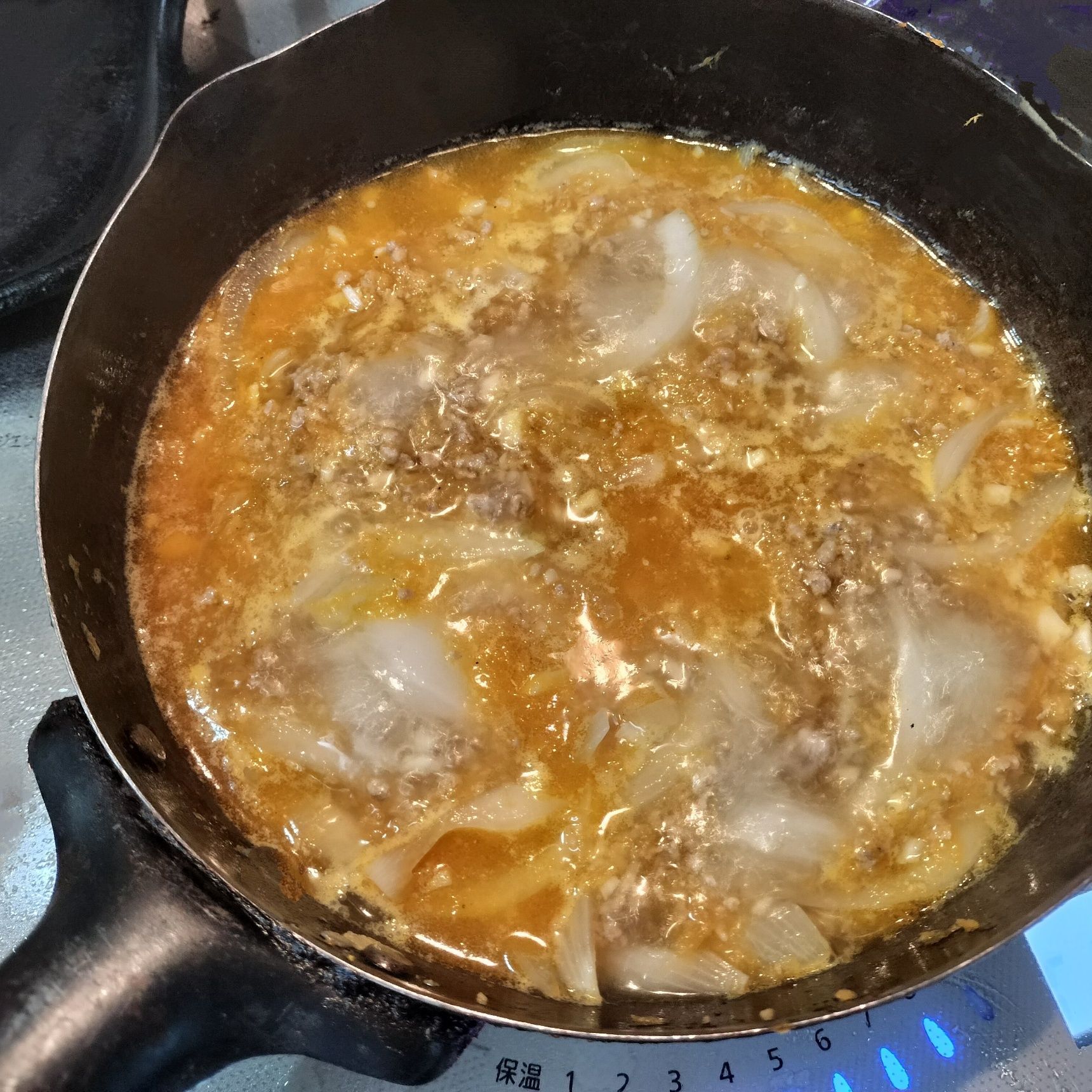 1. 鉄鍋に、オリーブオイルとにんにくを入れて弱火にかける→にんにくの香りがしてきたら、豚挽き肉・天然塩・粗挽き胡椒を加えて、サッと炒める→にんじんと新玉ねぎを加えて、サッと炒める→水を加えて、20分程煮る