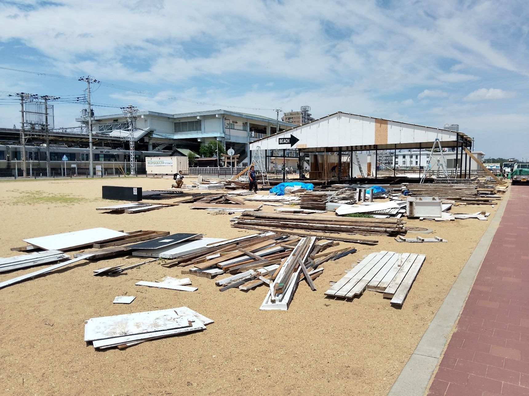 解体と思ったら、組み立て中でした、海の家！！
