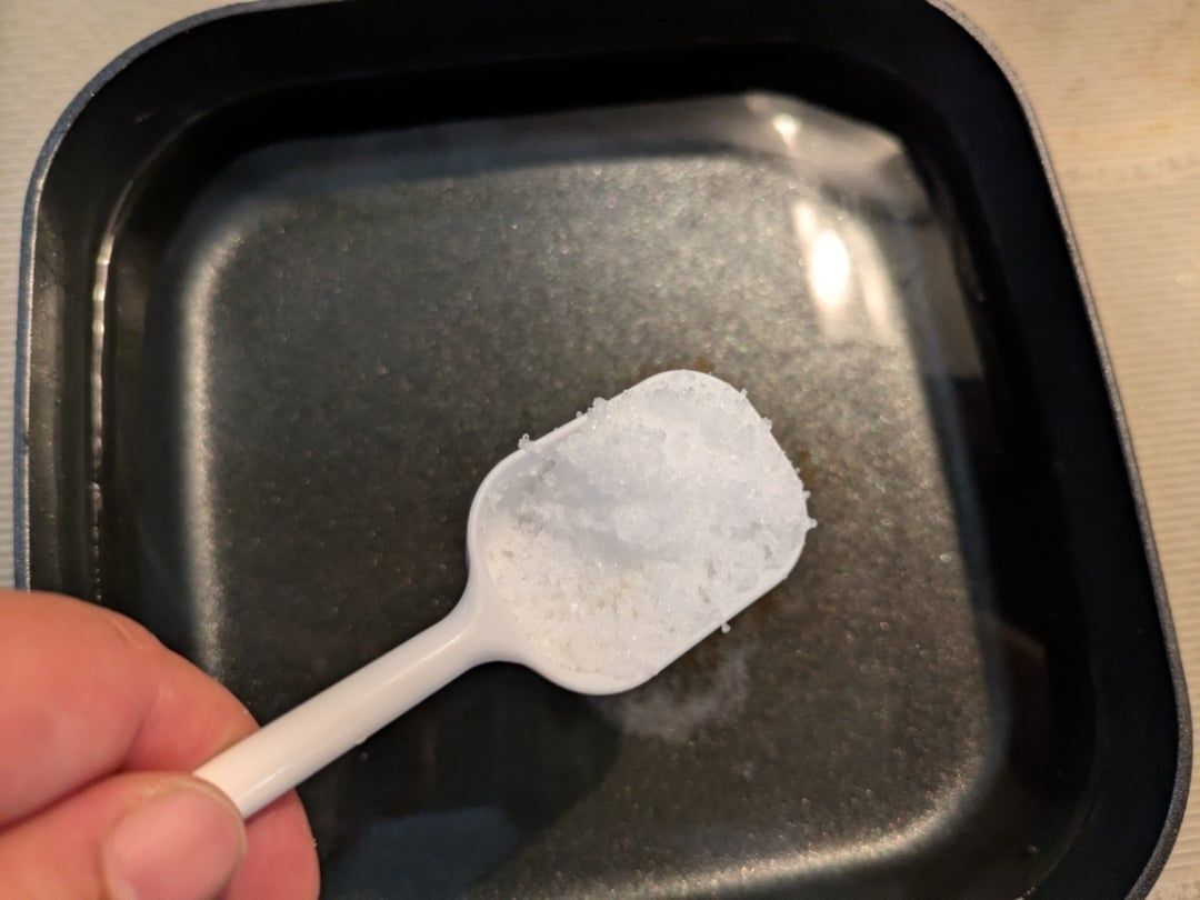 水1Lに食塩大さじ1を入れて沸騰させる。