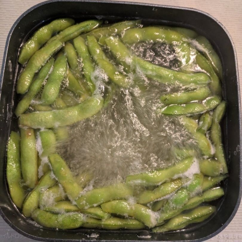 塩もみ枝豆を鍋に入れて茹でる。