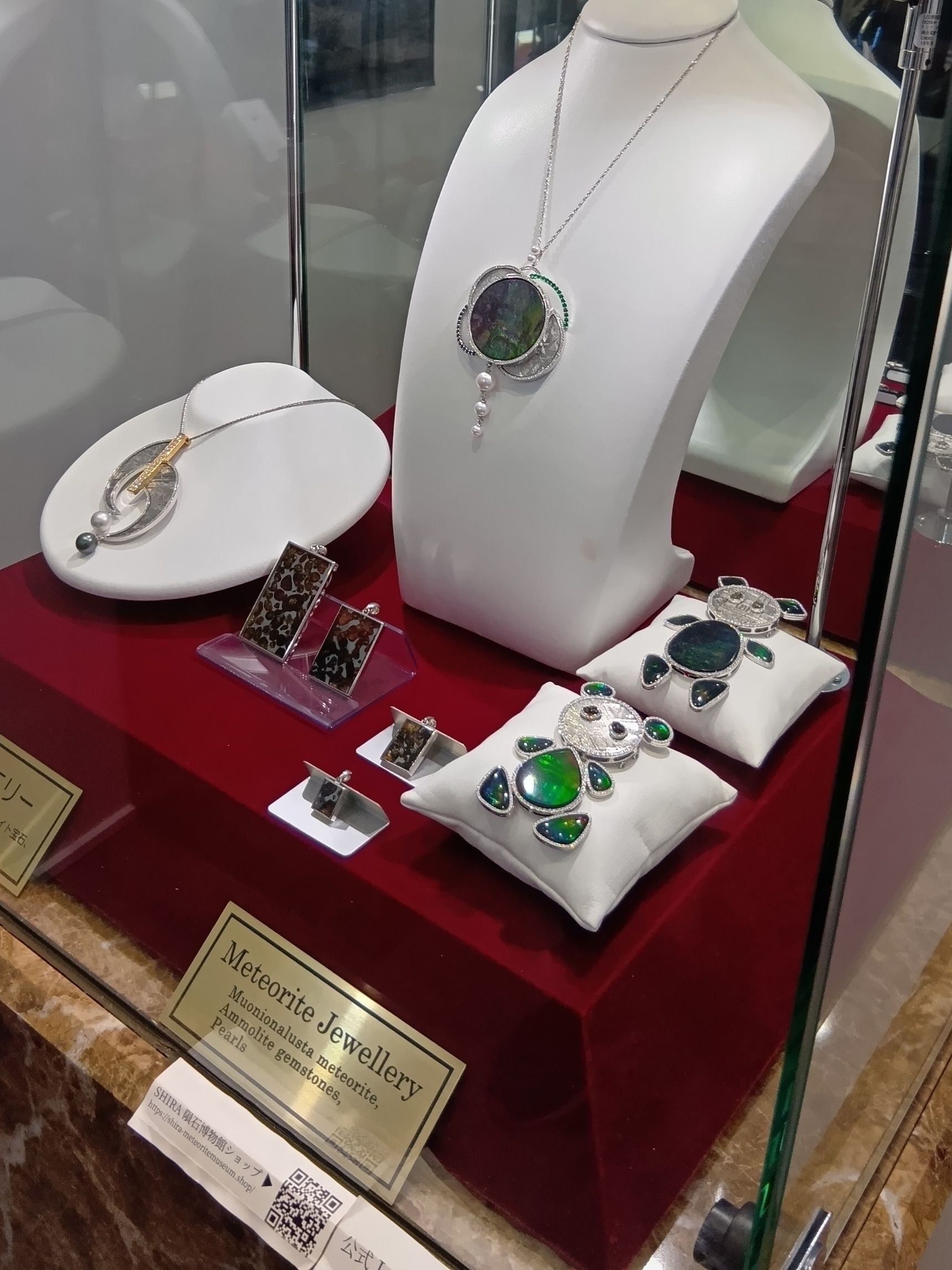 私がとくに心ときめいたのは、隕石やパールなどで作られたアクセサリー！