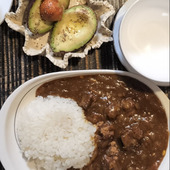 柔らかくホロホロ食感の牛すじ赤身が旨味たっぷり！コク旨カレー！