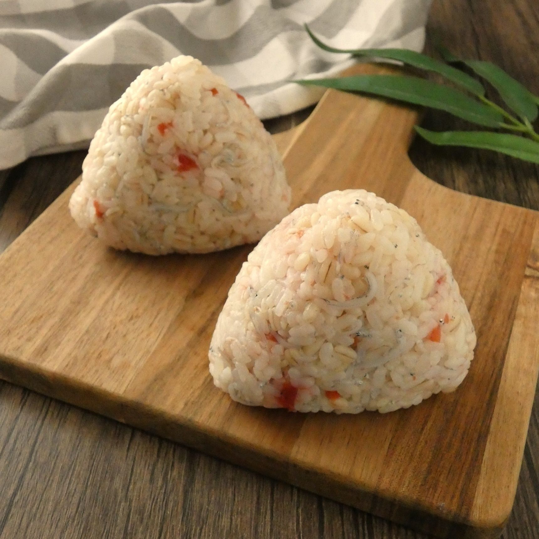 材料3つ！「しらすと梅干しのもち麦おにぎり」
