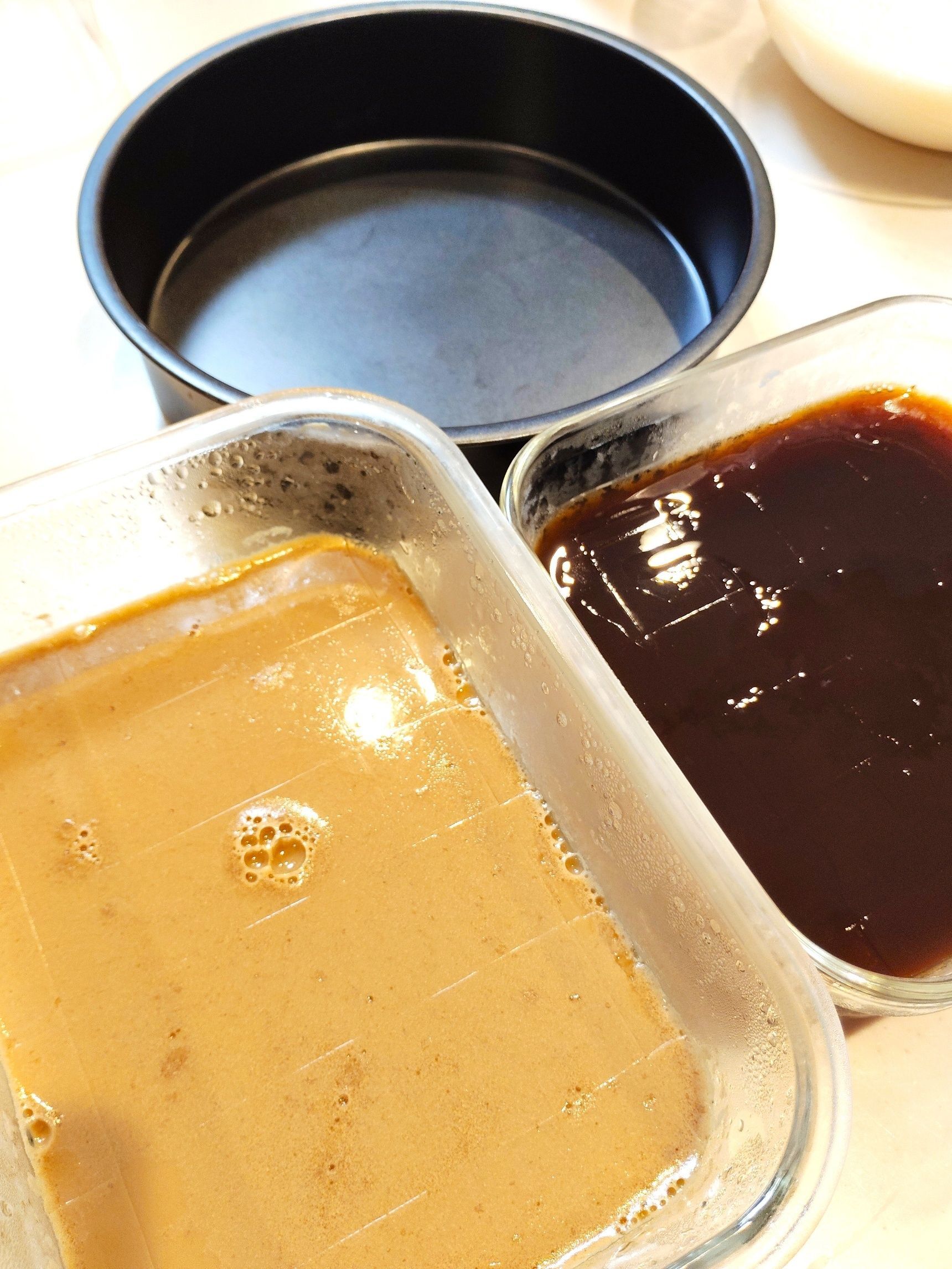 コーヒー寒天とカフェオレ寒天をカットする