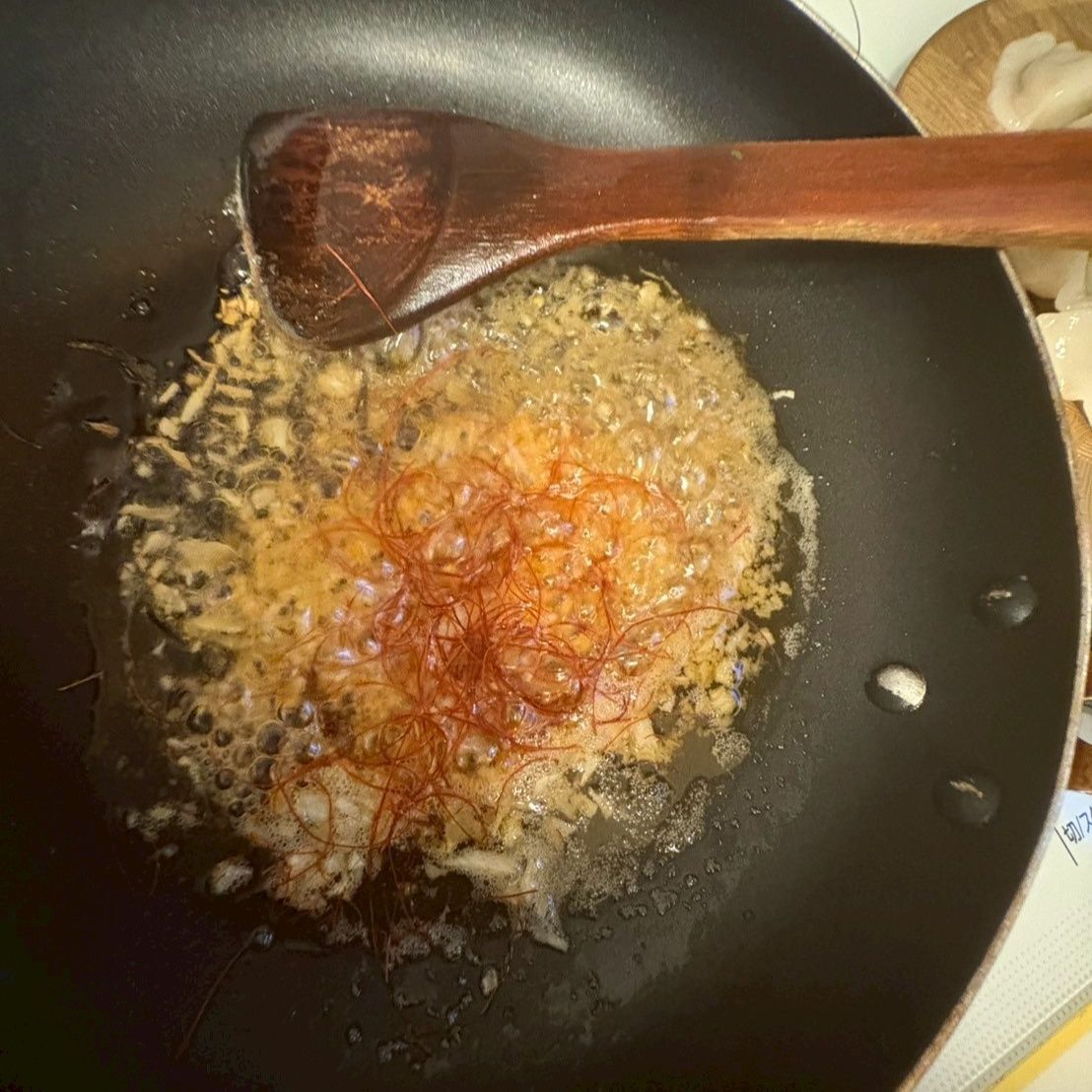 唐辛子は最後に入れて辛味を出します。
