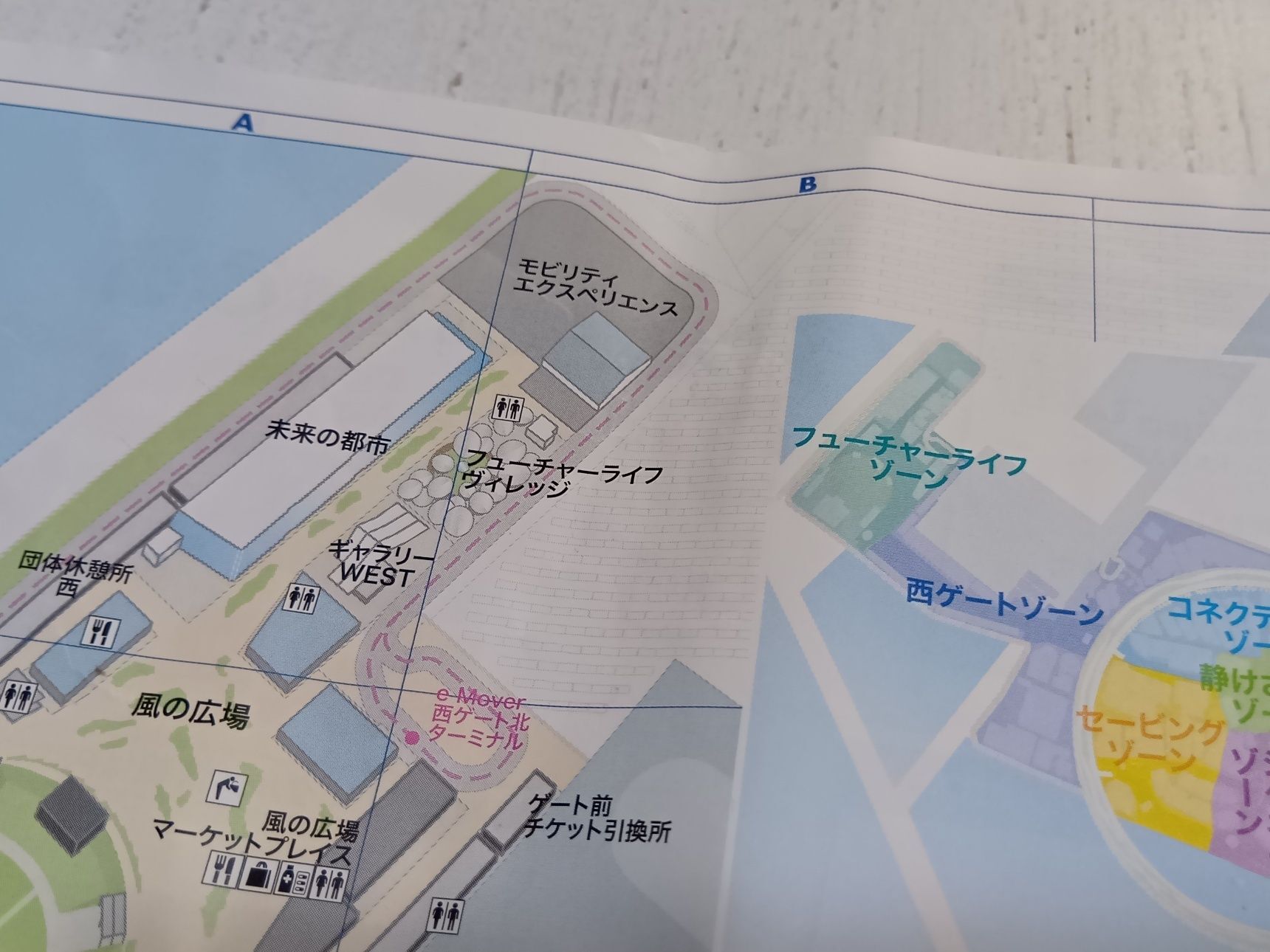 フードコートの「好きやねん大阪 フードコート WEST SIDE」を利用！