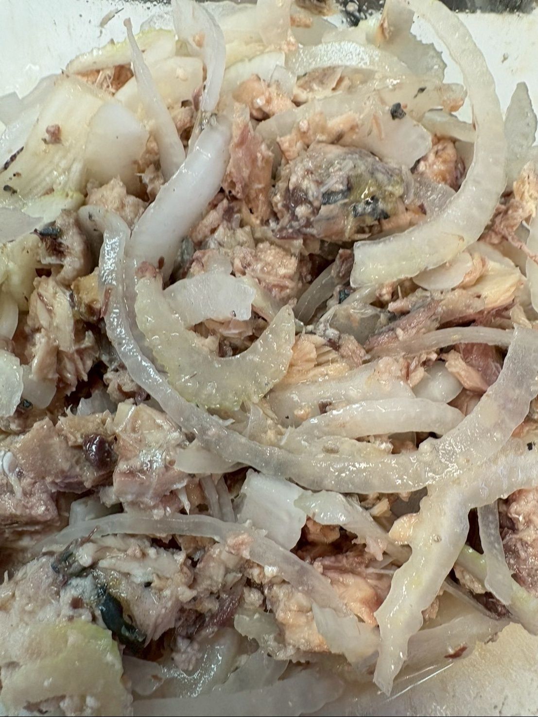 玉ねぎ、セロリにサバ缶を和えます。