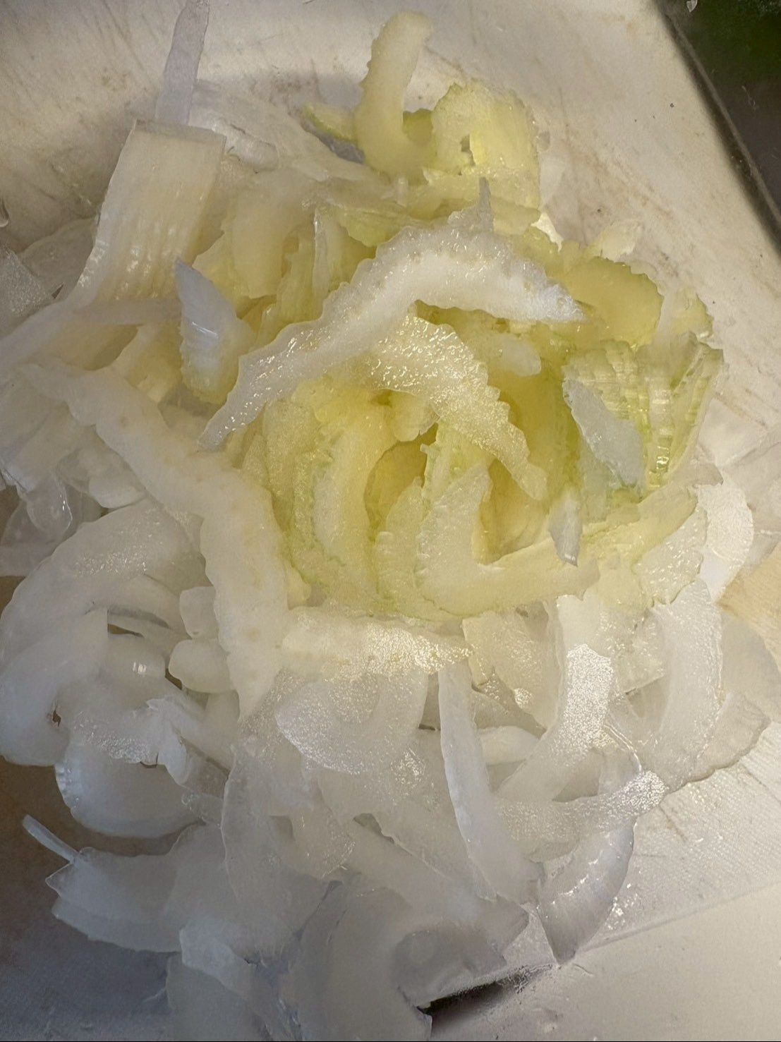 玉ねぎとセロリは薄く切っておきます。