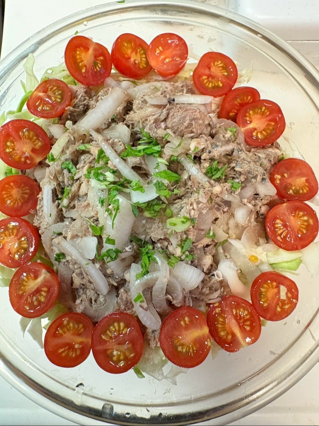 サバのバルサミコ和えを乗せて、セロリの葉とトマトを飾ったら完成です！
