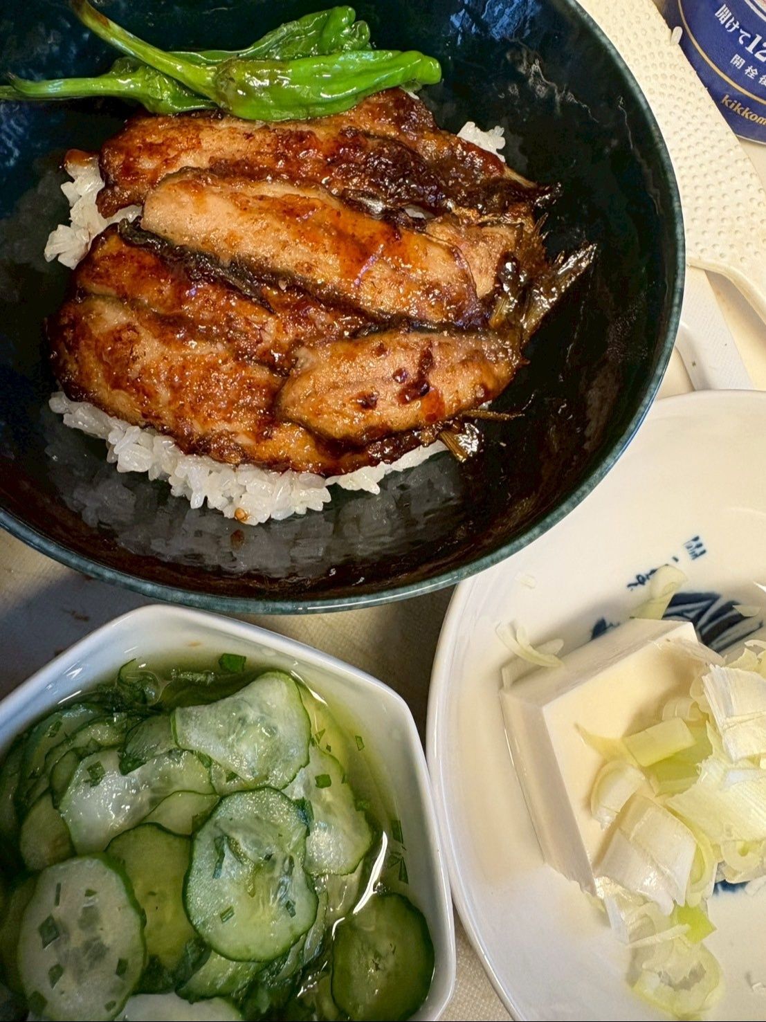本日の晩御飯〈いわしの蒲焼丼、冷奴、しそキュウリ〉でした！