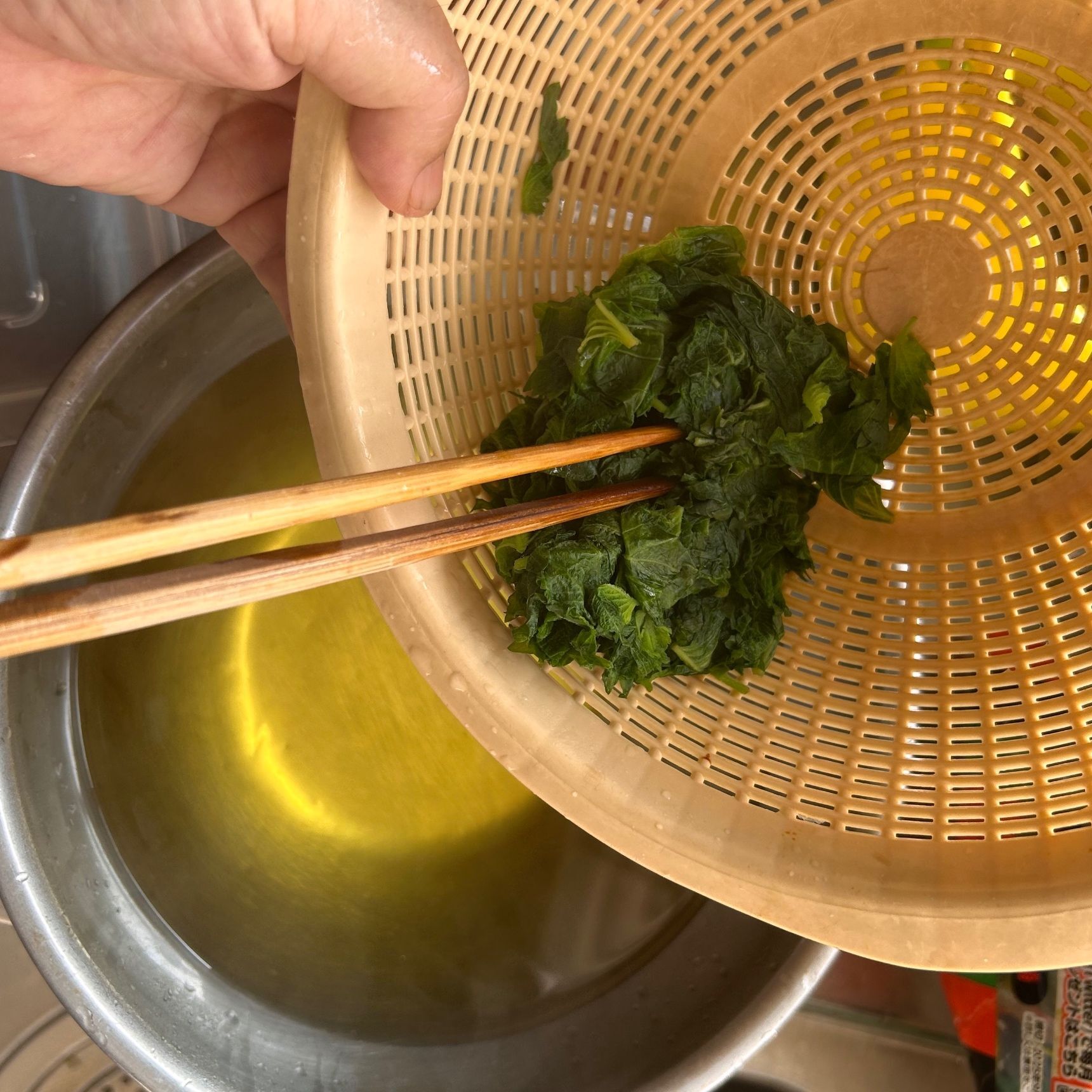紫蘇はザルにあげる