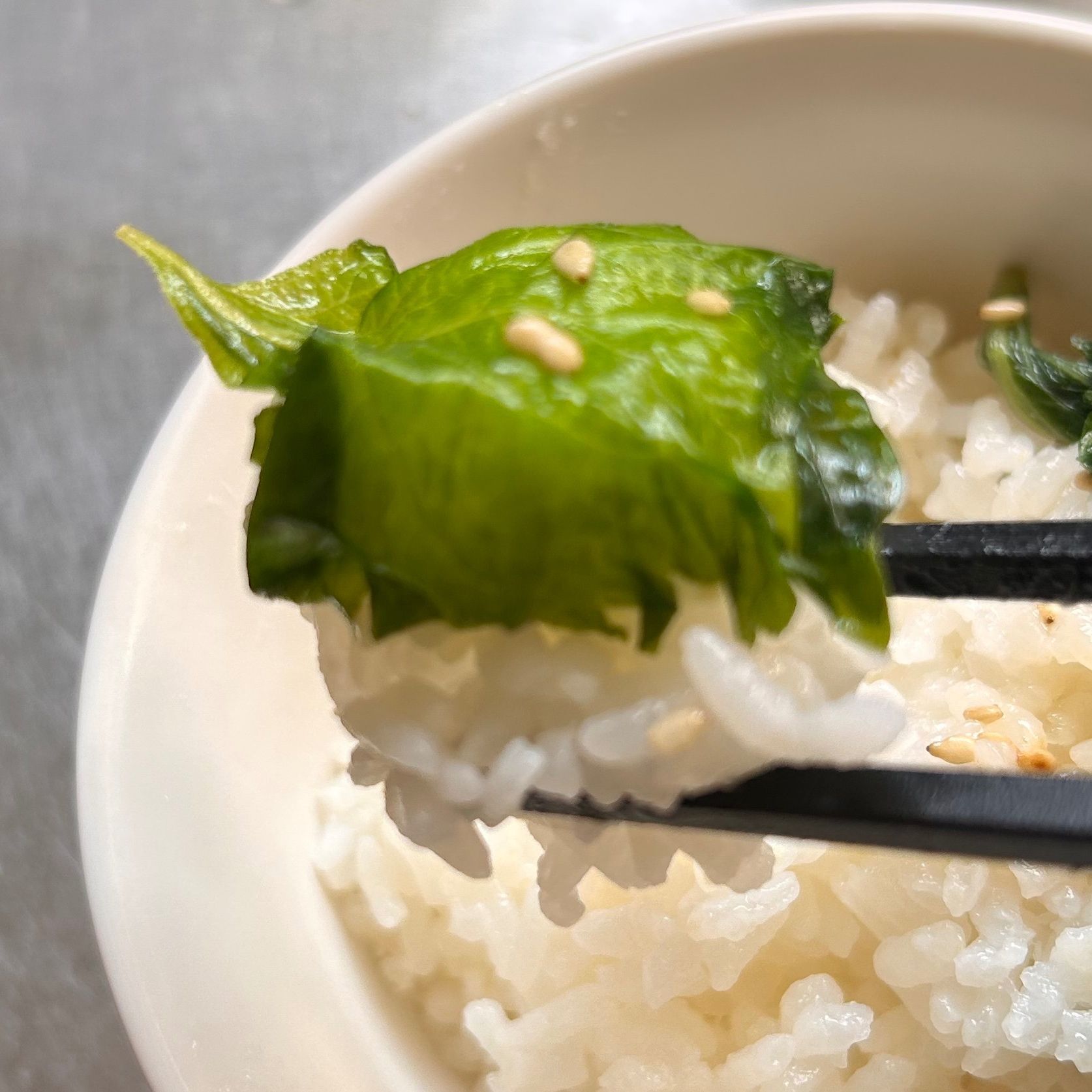 紫蘇の葉を広げて巻いたご飯が美味しんだ〜