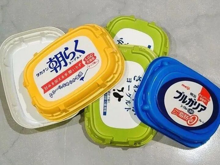 ヨーグルトのフタに切り込みを入れるだけで!?料理中のプチストレスを解消してくれますよ♪