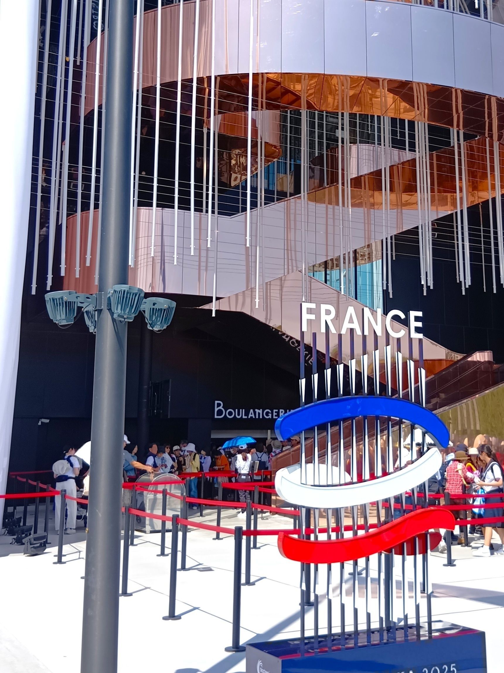 「愛の讃歌」 がテーマの【フランス館】外観からも、入った瞬間からも。「美しい世界」に引き込まれます。