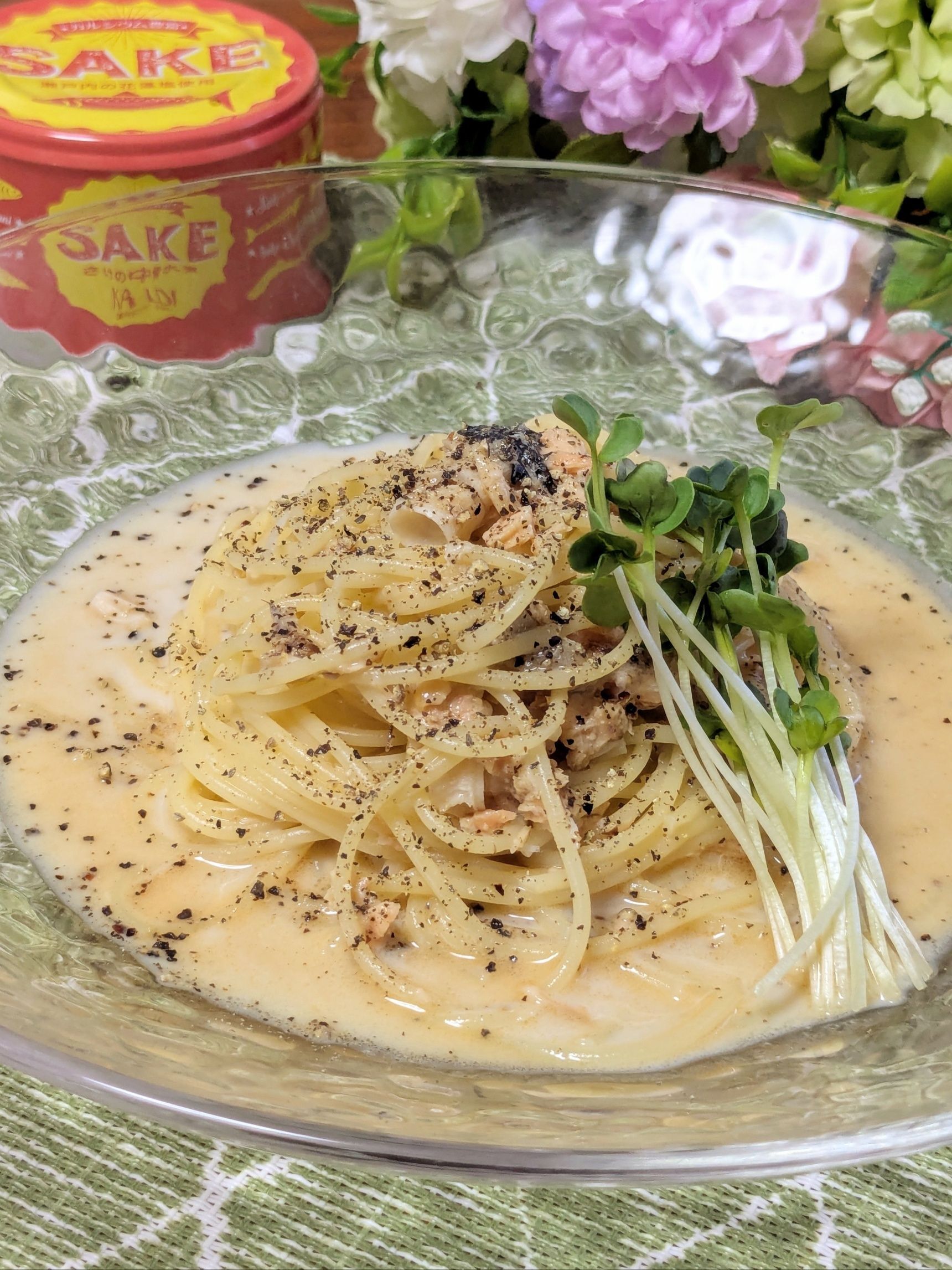 2、スパゲッティを袋の表示より1分長く茹で、ザルに取り出す。氷水を入れたボウルにさっとつけて洗う。麺が冷えたら工程1と合わせる。