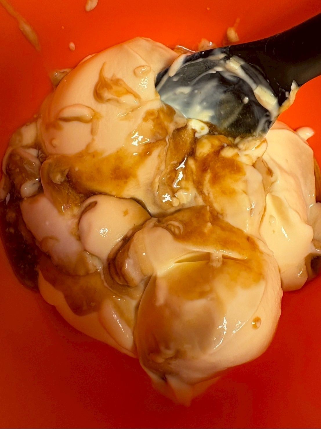 カラメルソースごと全部混ぜてから下焼きしたタルトに流し込みます