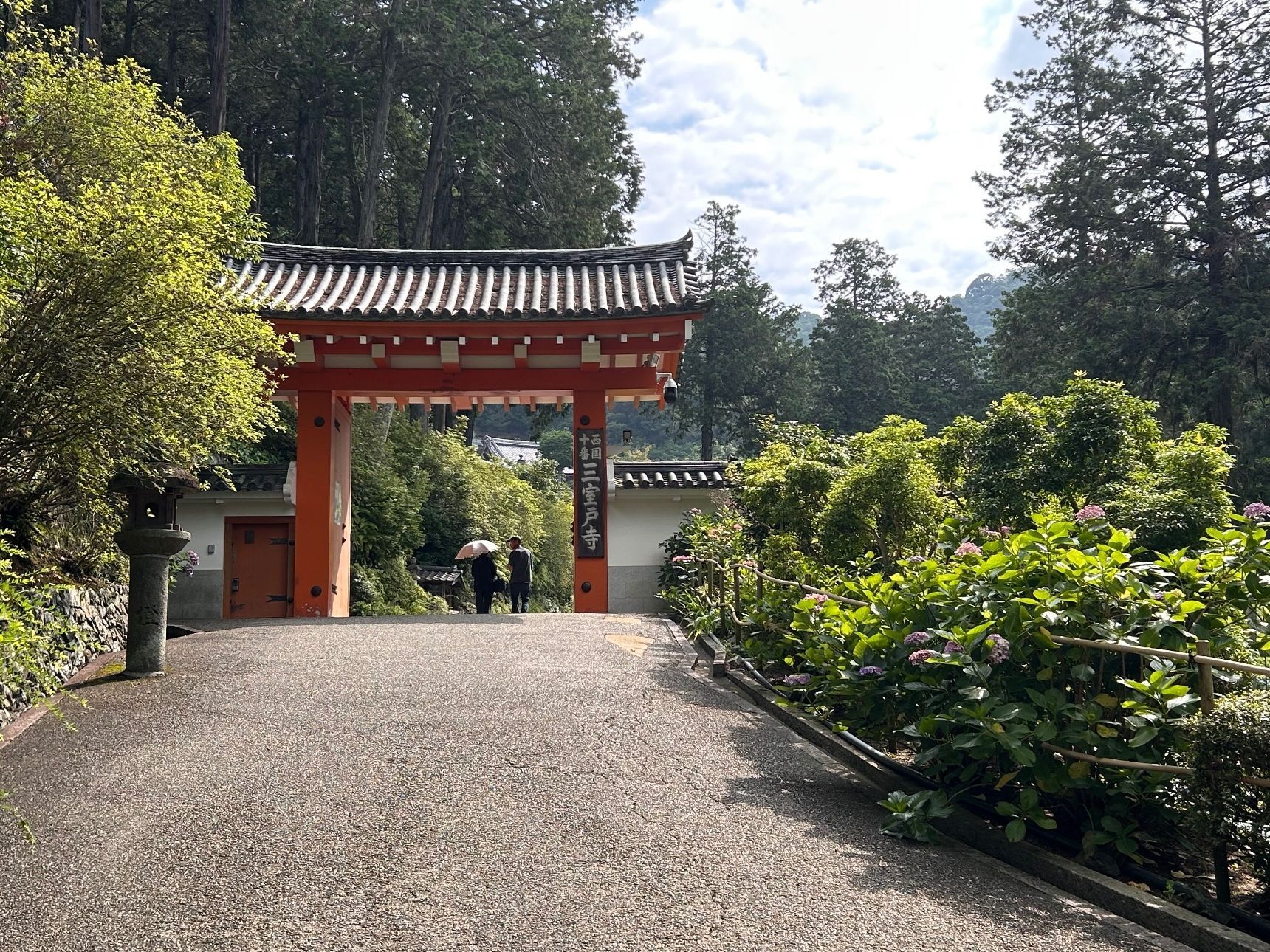 山門の先に紫陽花園