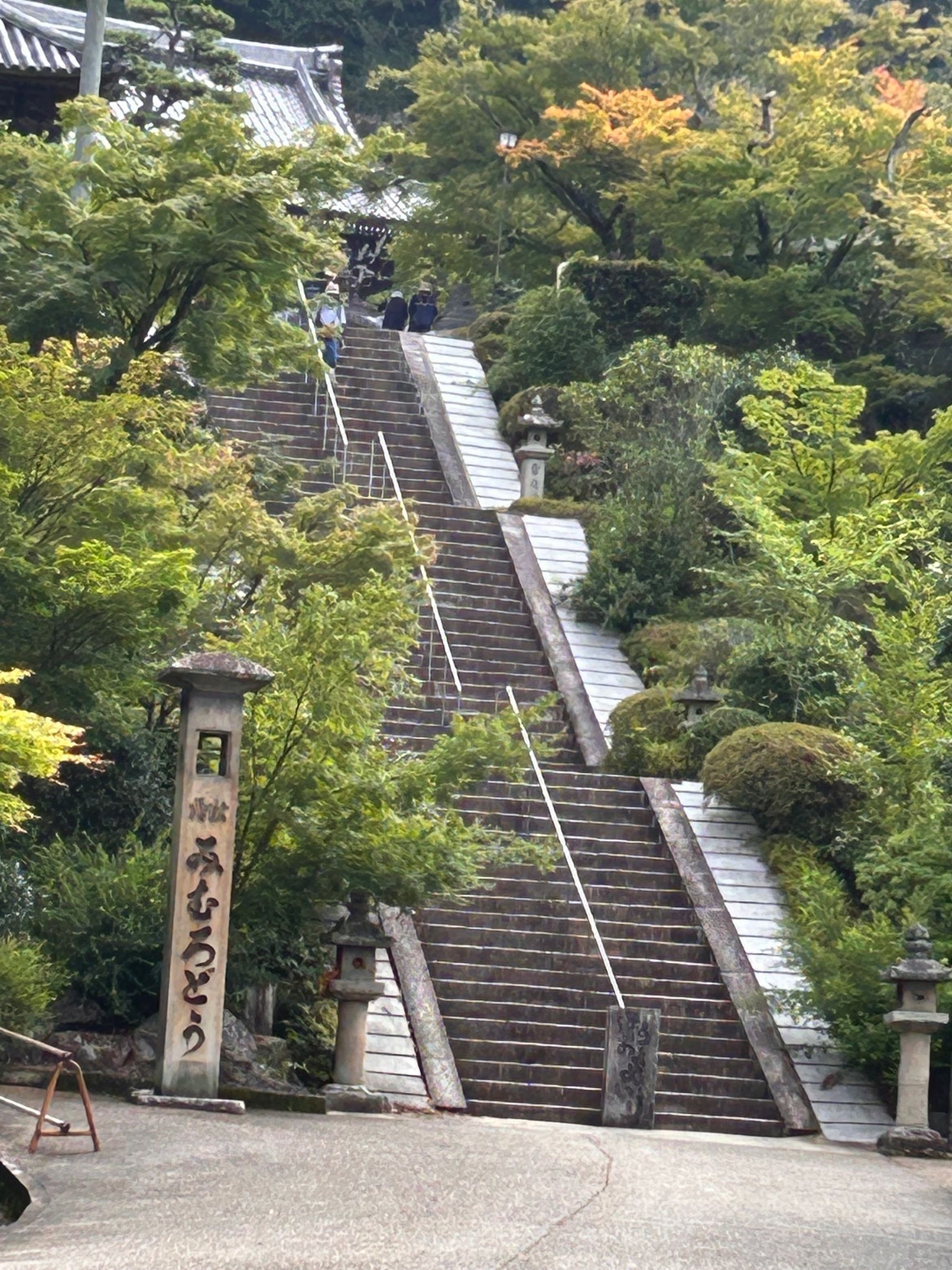 長い階段を上った先に本堂