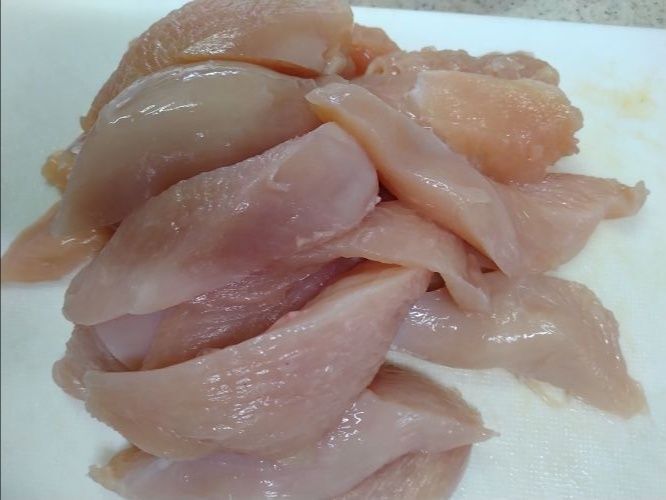 鶏むね肉を切る
